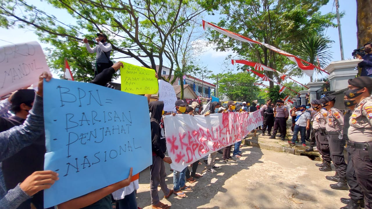 Ratusan warga yang mengatasnamakan masyarakat Kabupaten Tangerang Wilayah Utara saat berunjuk rasa di depan Kantor Agraria dan Tata Ruang (ATR) Badan Pertanahan Nasional (BPN) Kabupaten Tangerang, Tigaraksa, Kamis (27/8/2020) sore.