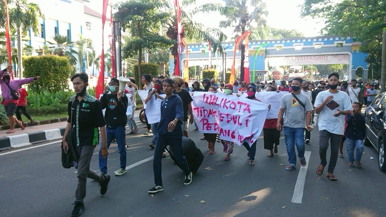 Sejumlah massa yang tergabung dalam Aliansi Pedagang Pasar Lama (APPAL) berdemonstrasi di depan kantor Pusat Pemerintah Kota Tangerang, Jumat (28/8/2020).