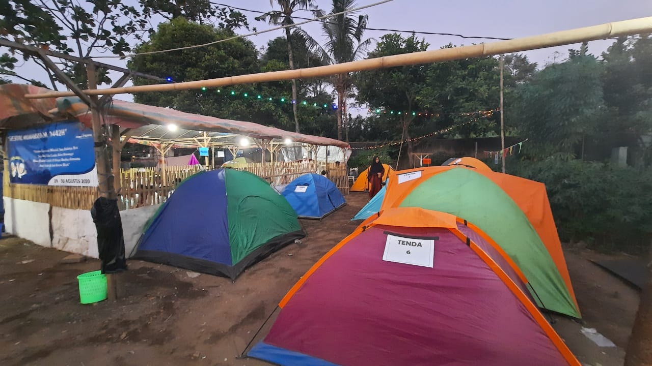 Sejumlah anak yatim menggelar camping ceria bersama para pemuda di lingkungan kampung Tanah Gocap, Kota Tangerang memperingati perayaan 10 Muharram 1442 H, Minggu (30/8/2020).