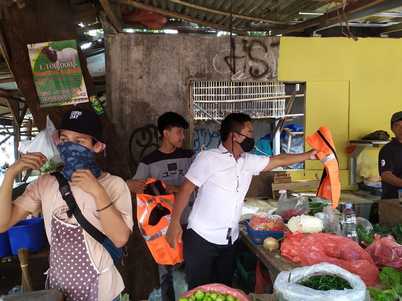 Satuan Polisi Pamong Praja (Satpol PP) Kota Tangerang Selatan sedang memberi sanksi sosial terhadap warga yang kedapatan tak menggunakan masker saat keluar rumah, Selasa (1/9/2020).