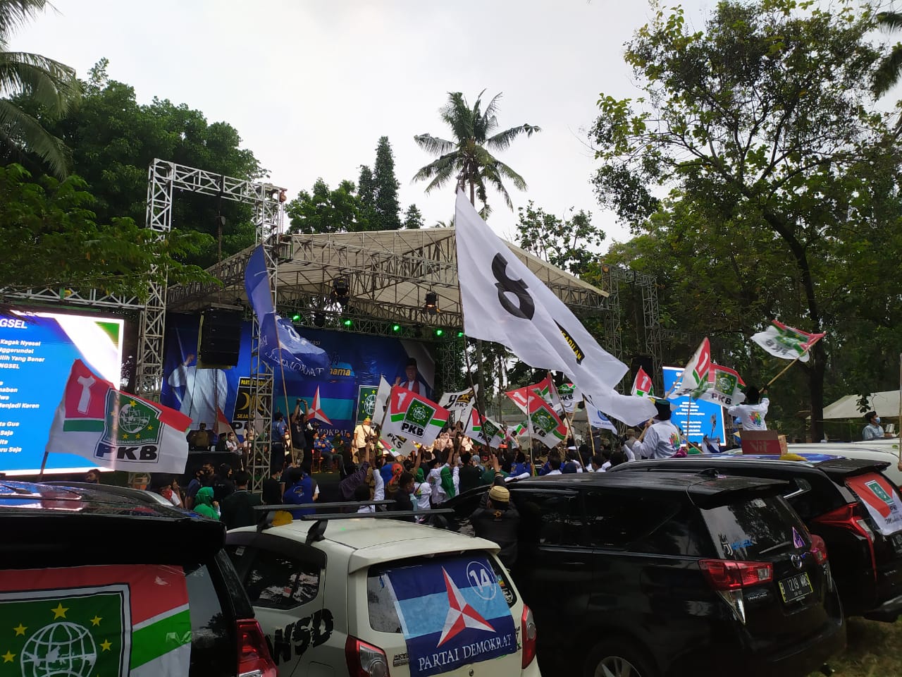 Suasana Deklarasi pasangan bakal calon Wali Kota dan Wakil Wali Kota Tangerang Selatan Siti Nur Azizah-Ruhammaben di Pulau Situ Gintung, Cireundeu, Ciputat Timur, Tangsel, Rabu (2/8/2020).