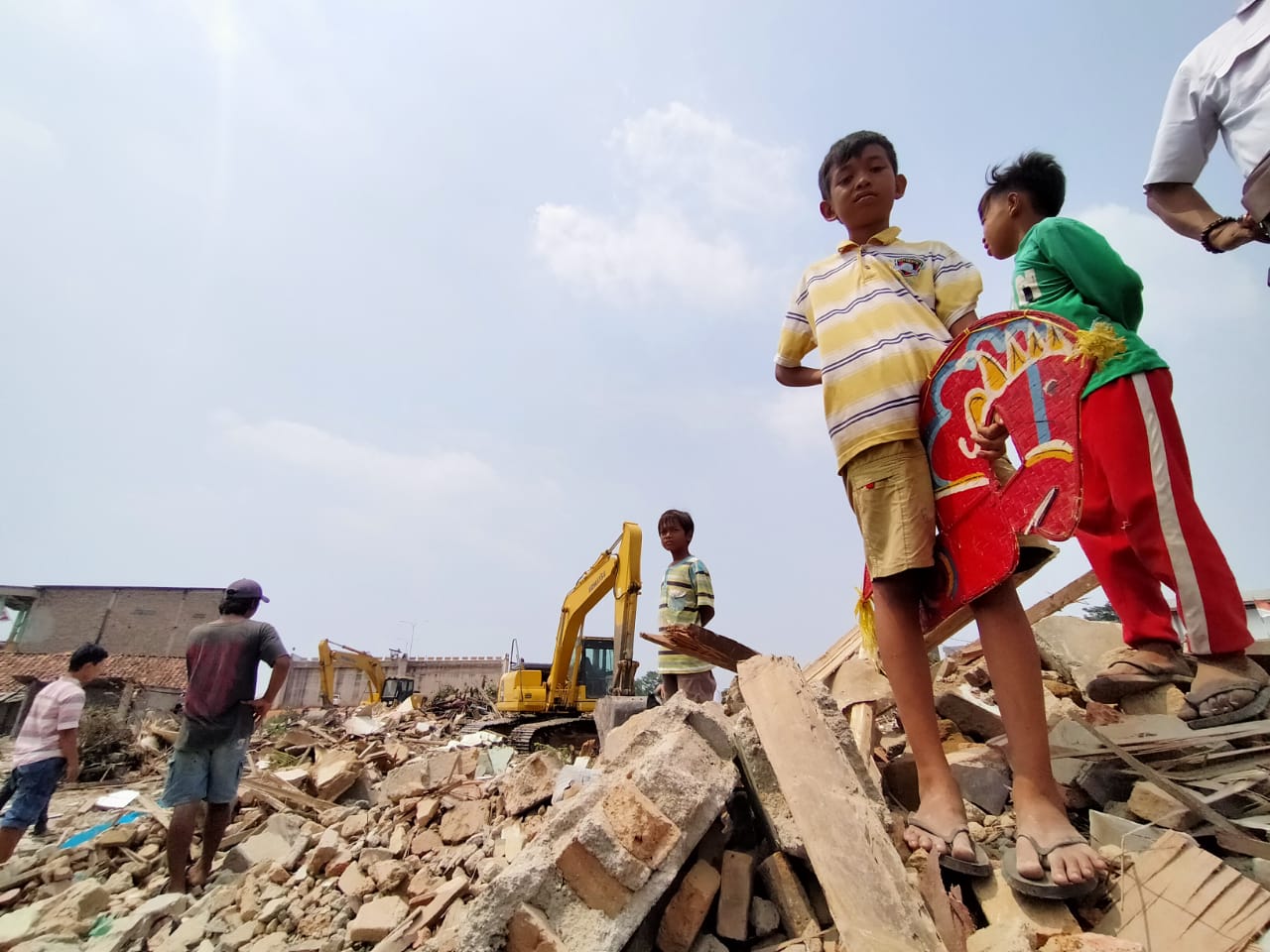 Anak-anak saat melihat langsung penggusuran rumah di lingkungannya di Kampung Baru, Kecamatan Benda, Kota Tangerang.