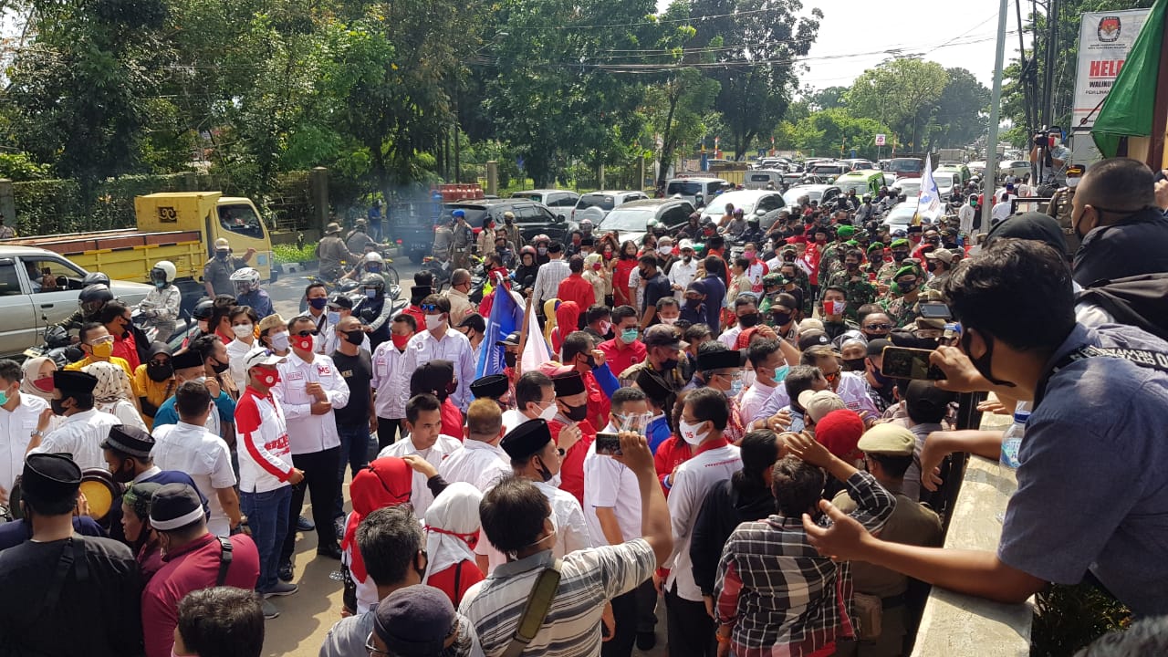 Ratusan massa pendukung Pasangan calon Wali Kota dan Wakil Wali Kota Tangerang Selatan Muhamad-Saraswati saat menunggu didepan kantor Komisi Pemilihan Umum Kota Tangerang Selatan (KPU Tangsel), Jumat (4/9/2020).