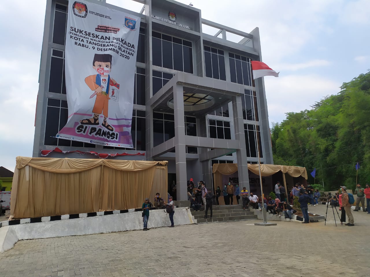 Ratusan personel gabungan keamanan disiagakan dalam pengamanan pendaftaran pasangan calon Wali Kota dan Wakil Wali Kota Tangerang Selatan di depan Kantor KPU Tangsel, Jumat (4/9/2020).