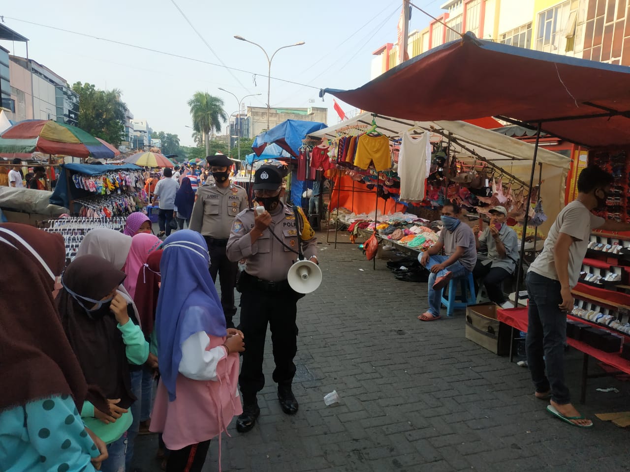 Anggota Polsek Jatiuwung pun menggelar razia di Pasar Laris, Kompleks Taman Cibodas, Kota Tangerang, Minggu (6/9/2020).