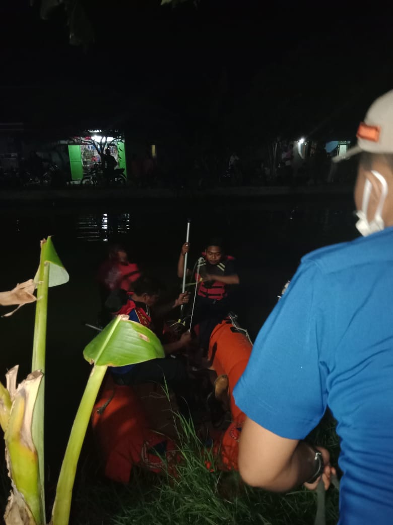 Personel SAR sedang melakukan pencarian korban tenggelam di sungai, Kampung Teriti, Desa Karet, Kecamatan Sepatan, Selasa (8/9/2020) malam.