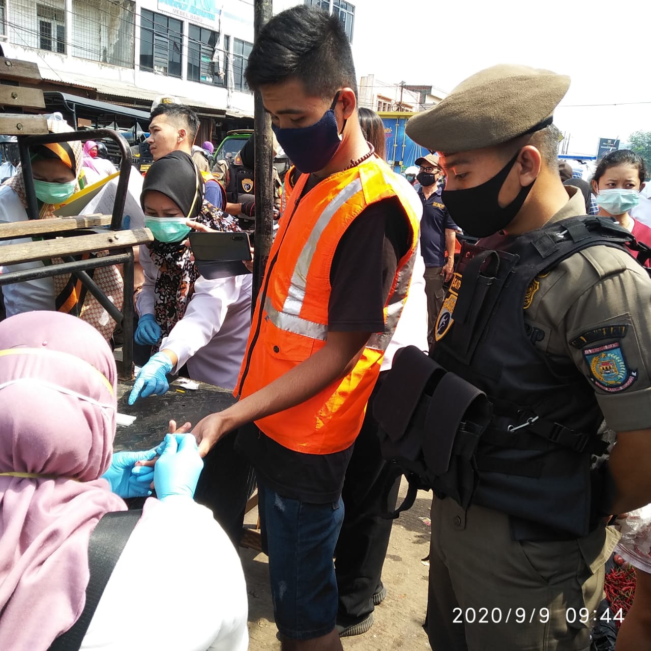 Pelanggar PSBB di Tangsel yang tidak mengenakan masker di sanksi membersihkan sampah yang ada di Pasar Serpong, Tangerang Selatan