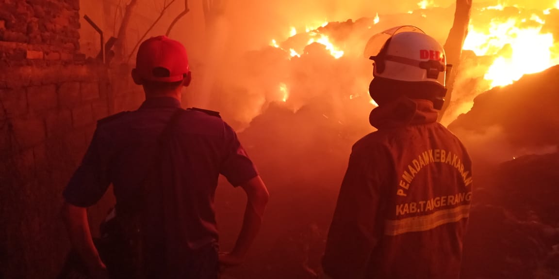 Kebakaran menghanguskan lapak limbah di Jalan Industri Cilongok, Pasar Kemis, Kamis (10/9/2020) malam.