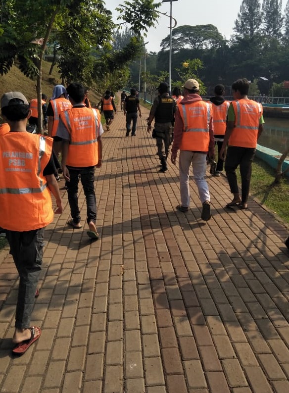 Satuan Polisi Pamong Praja (Satpol PP) Kota Tangerang Selatan bersama anak muda yang tidak mengenakan masker memberi penegakkan kedisiplinan penggunaan masker di tengah pandemi COVID-19, Tangerang Selatan, Minggu (13/9/2020).