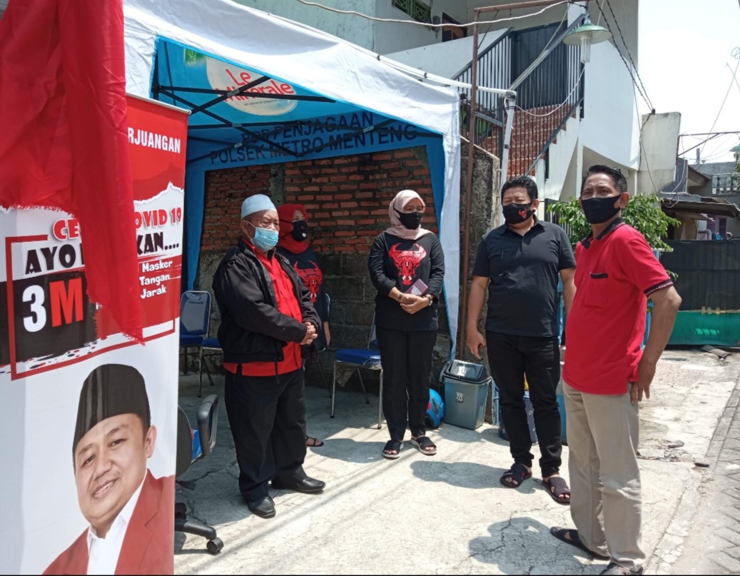 Kader PDI Perjuangan saat melakukan penyemprotan disinfektan di lingkungan warga Kelurahan Bojong Nangka, Kecamatan Kelapa Dua, Minggu (13/9/2020).