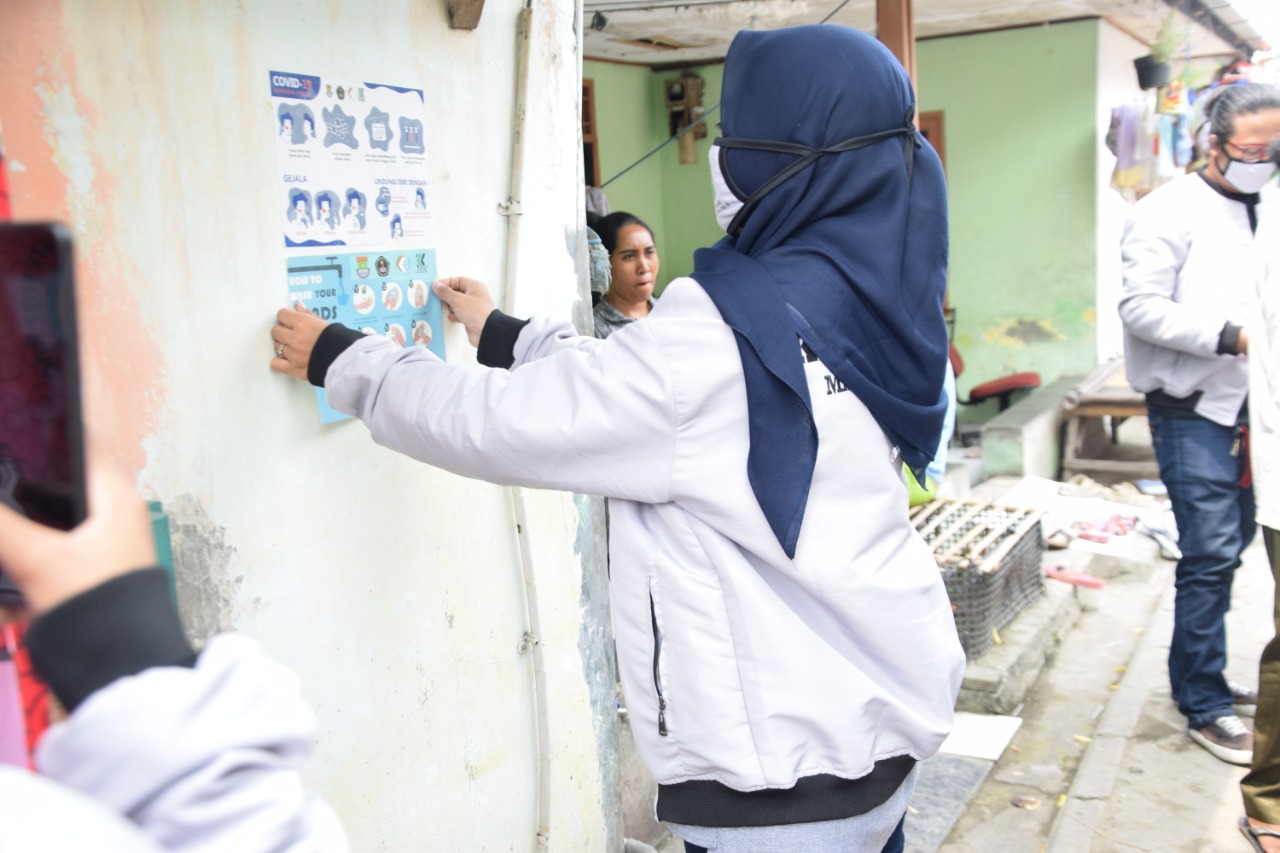 Para mahasiswa Universitas Islam Syekh Yusuf (UNIS) berswa foto yang sedang melaksanakan Kuliah Kerja Kemasyarakatan Dari Rumah (KKK-DR) dalam rangka mengedukasi masyarakat tentang bahaya COVID-19, Kabupaten Tangerang, Minggu (13/9/2020).