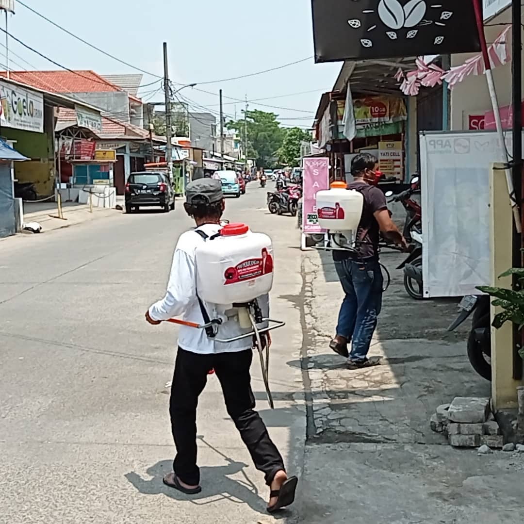 Kader PDI Perjuangan saat melakukan penyemprotan disinfektan di lingkungan warga Kelurahan Bojong Nangka, Kecamatan Kelapa Dua, Minggu (13/9/2020).