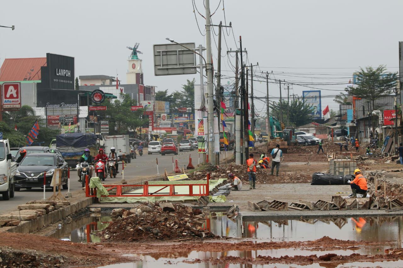 Dinas Pekerjaan Umum (DPU) melakukan perbaikan dan pelebaran dua ruas jalan Buaran-Rawa Buntu.