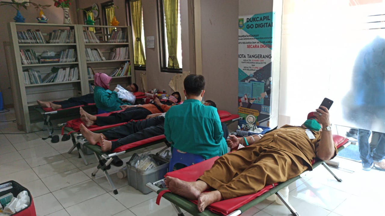 Petugas PMI sedang mengecek kesehatan warga yang ingin mendonorkankan darahnya di kantor Kelurahan Periuk Jaya, Kota Tangerang, Minggu (13/9/2020).