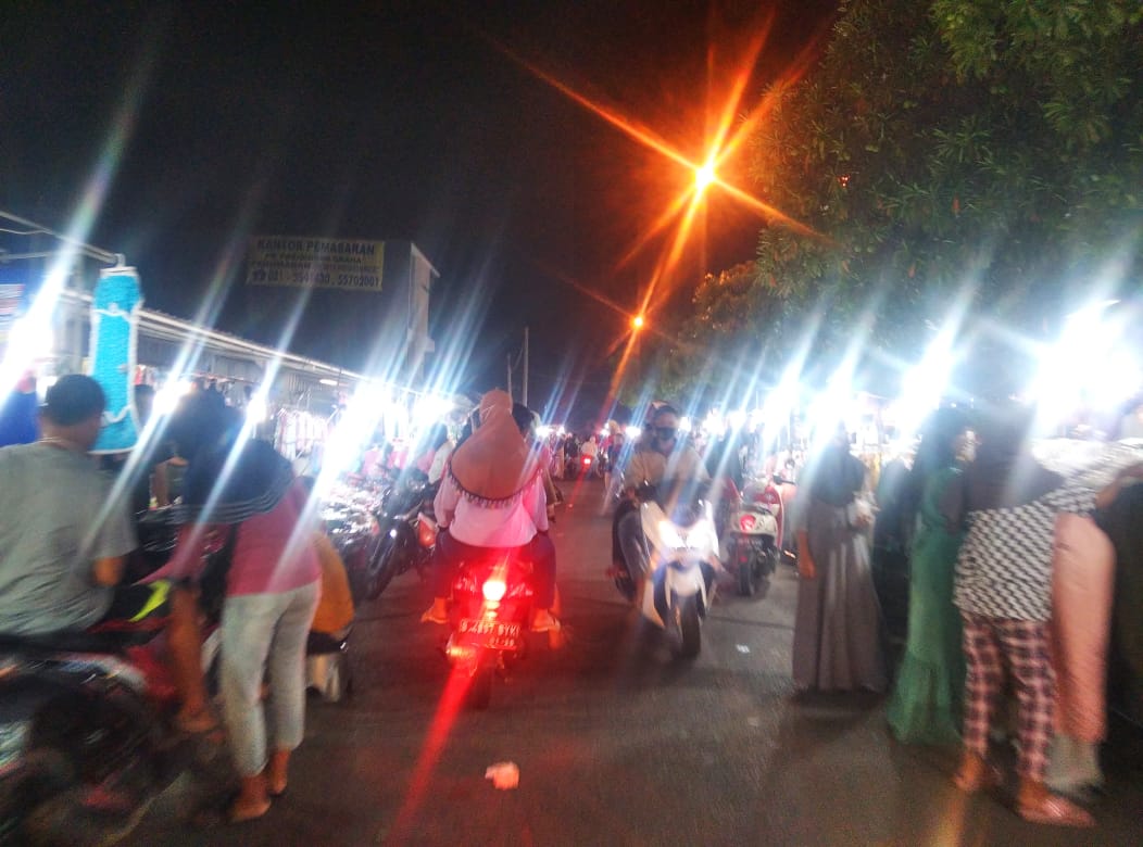 Pedagang melayani pembeli di Pasar Malam kawasan Poris, Kota Tangerang, Sabtu (12/9/2020) malam.