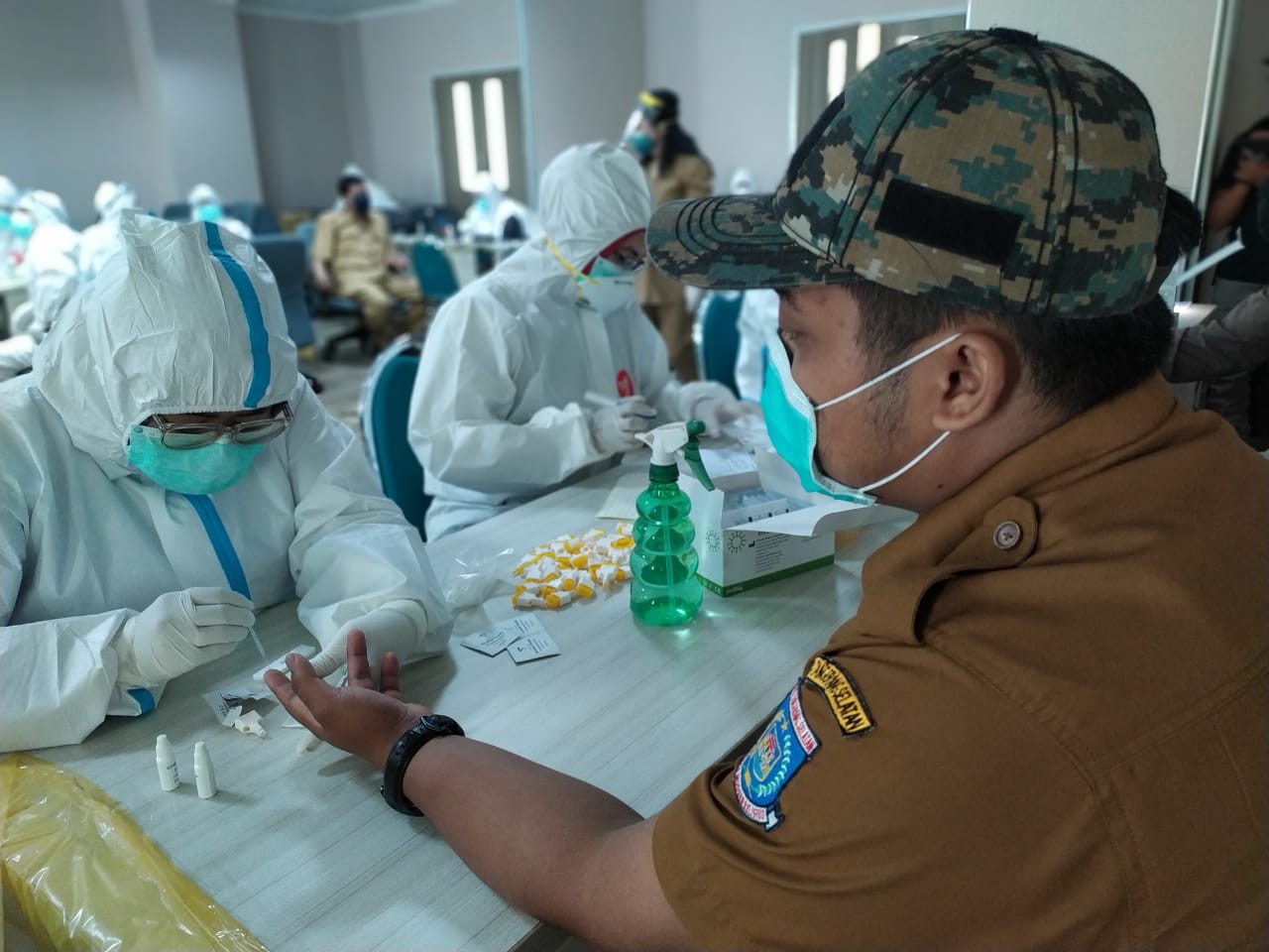Petugas kesehatan sedang melakukan pemeriksaan tes cepat dan swab terhadap pegawai yang bertugas di lingkup Pemerintah Kota Tangerang Selatan di Gedung 3 Puspemkot di Jalan Maruga Raya, Ciputat, Tangsel, Selasa (14/9/2020).