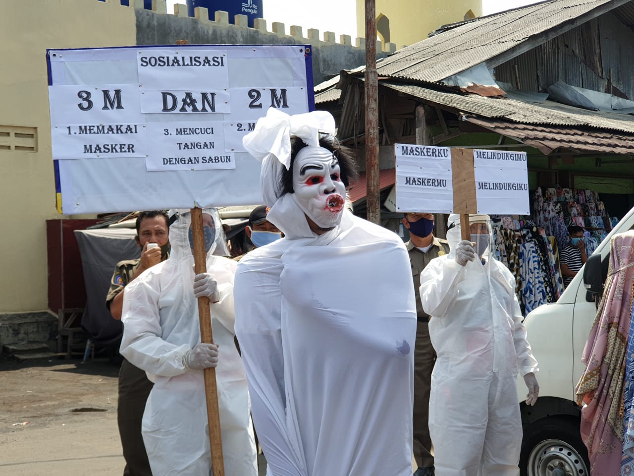 Petugas yang mengenakan pakaian menyerupai pocong diterjunkan untuk mendisiplinkan masyarakat Kota Tangerang di kawasan Pasar Kreo dan Cipadu, Kecamatan Larangan, Kota Tangerang pada Rabu (16/9/2020).