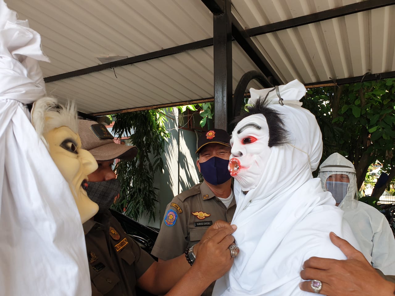 Petugas yang mengenakan pakaian menyerupai pocong diterjunkan untuk mendisiplinkan masyarakat Kota Tangerang di kawasan Pasar Kreo dan Cipadu, Kecamatan Larangan, Kota Tangerang, Rabu (16/9/2020).