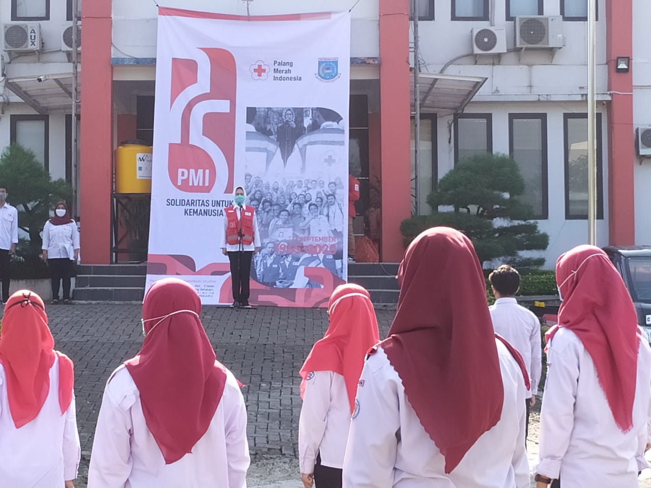 Wali Kota Tangsel Airin Rachmi Diany memimpin upacara perayaan Hari Ulang Tahun (HUT) ke-75 bersama petugas Palang Merah Indonesia (PMI) Cabang Kota Tangerang Selatan.