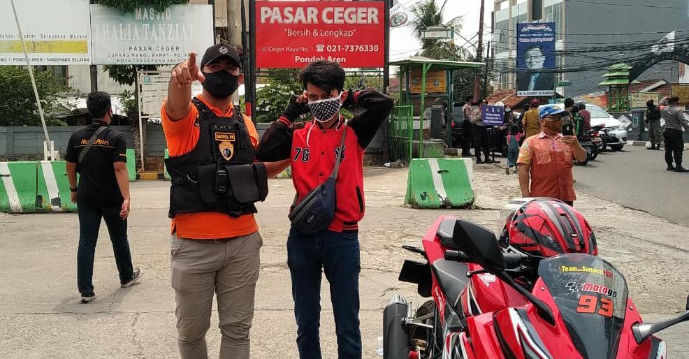 Personel Satuan Polisi Pamong Praja Tangsel (Satpol PP) memberi sanksi terhadap pelanggar yang tidak menggunakan masker berupa denda sebesar Rp50 ribu, Tangerang Selatan, Senin (21/9/2020).