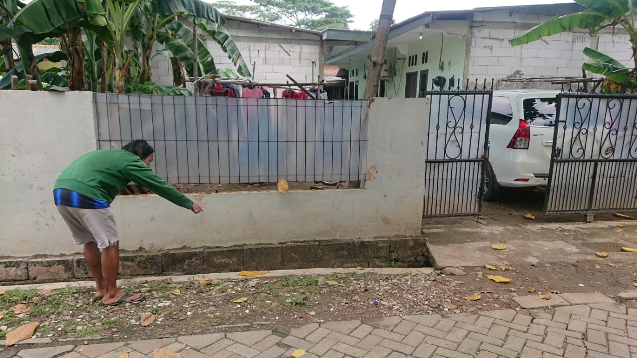 Warga setempat menunjukan gorong-gorong yang terhubung dari dalam kamar sel Cai Changpan hingga selokan tempat meloloskan diri, Senin (21/9/2020).