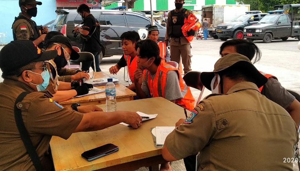 Personel Satuan Polisi Pamong Praja Tangsel (Satpol PP) memberi sanksi terhadap pelanggar yang tidak menggunakan masker berupa denda sebesar Rp50 ribu, Tangerang Selatan, Senin (21/9/2020).