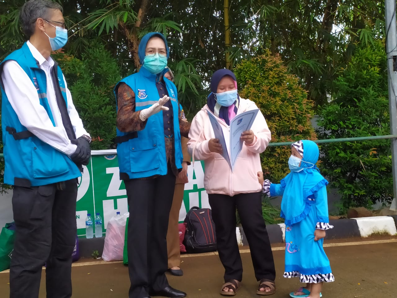 Wali Kota Airin Rachmi Diany dan Koordinator Rumah Lawan COVID-19 saat menunjukan surat pasien yang dinyatakan sembuh, Tangerang Selatan, Selasa (22/9/2020).