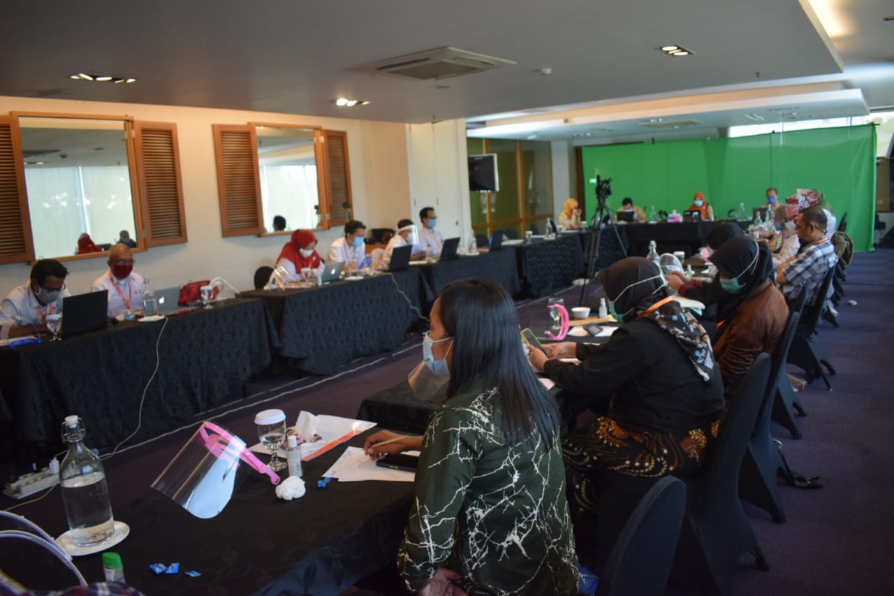 Petugas Badan Pengawas Obat dan Makanan (BPOM) saat pelatihan sistem manajemen mutu bagi Unit Donor Darah (UDD) guna mempercepat sertifikasi Cara Pembuatan Obat yang Baik (CPOB) di ballroom Hotel Allium, Kota Tangerang, Selasa (22/9/2020).