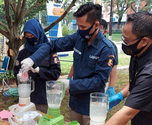 Anggota Polres Kota Bandara Soekarno-Hatta sedang memusnahkan ratusan gram narkoba jenis sabu-sabu.