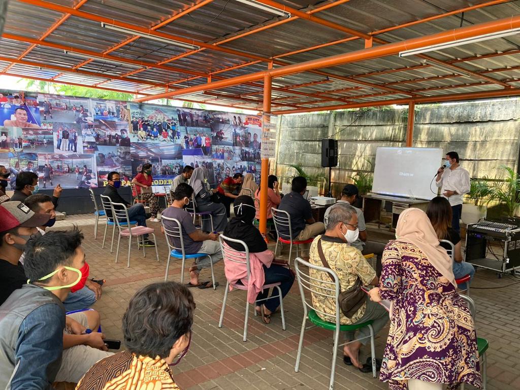 Sejumlah pedagang pasar modern BSD City melakukan pelatihan gratis melalui program Pasar Rakyat School.