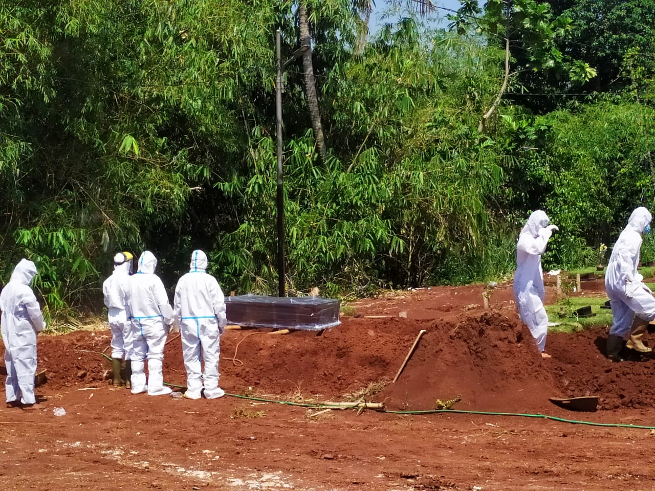 Petugas yang lengkap menggunakan alat pelindung diri (APD) saat memakamkan khusus pasien COVID-19 di Tempat Pemakaman Umum (TPU) Jombang, Kecamatan Ciputat, Kota Tangsel, Rabu (23/9/2020).