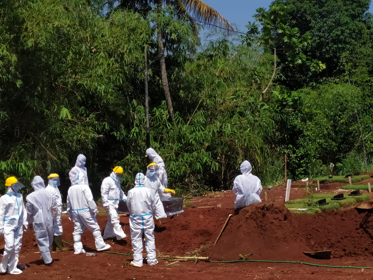 Petugas yang lengkap menggunakan alat pelindung diri (APD) saat memakamkan khusus pasien COVID-19 di Tempat Pemakaman Umum (TPU) Jombang, Kecamatan Ciputat, Kota Tangsel, Rabu (23/9/2020).