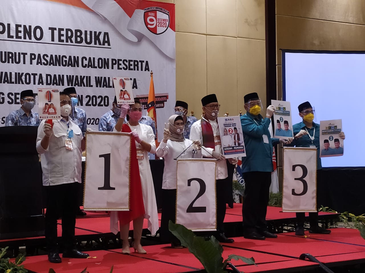 Komisi Pemilihan Umum (KPU) Tangerang Selatan bersama ketiga Pasangan Calon Wali Kota dan Wakil Wali Kota berswa foto selepas resmi menetapkan nomor urut ketiga paslon di Kawasan Intermark, Rawa Mekar Jaya, Serpong, Tangsel, Kamis (24/9/2020).