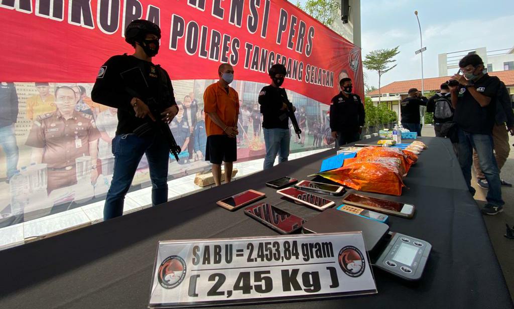 Satresnarkoba Polres Tangerang Selatan beserta Polres Tangsel menunjukan barang bukti narkoba yang siap di edarkan jenis sabu-sabu, Tangerang Selatan, Jumat (25/9/2020).