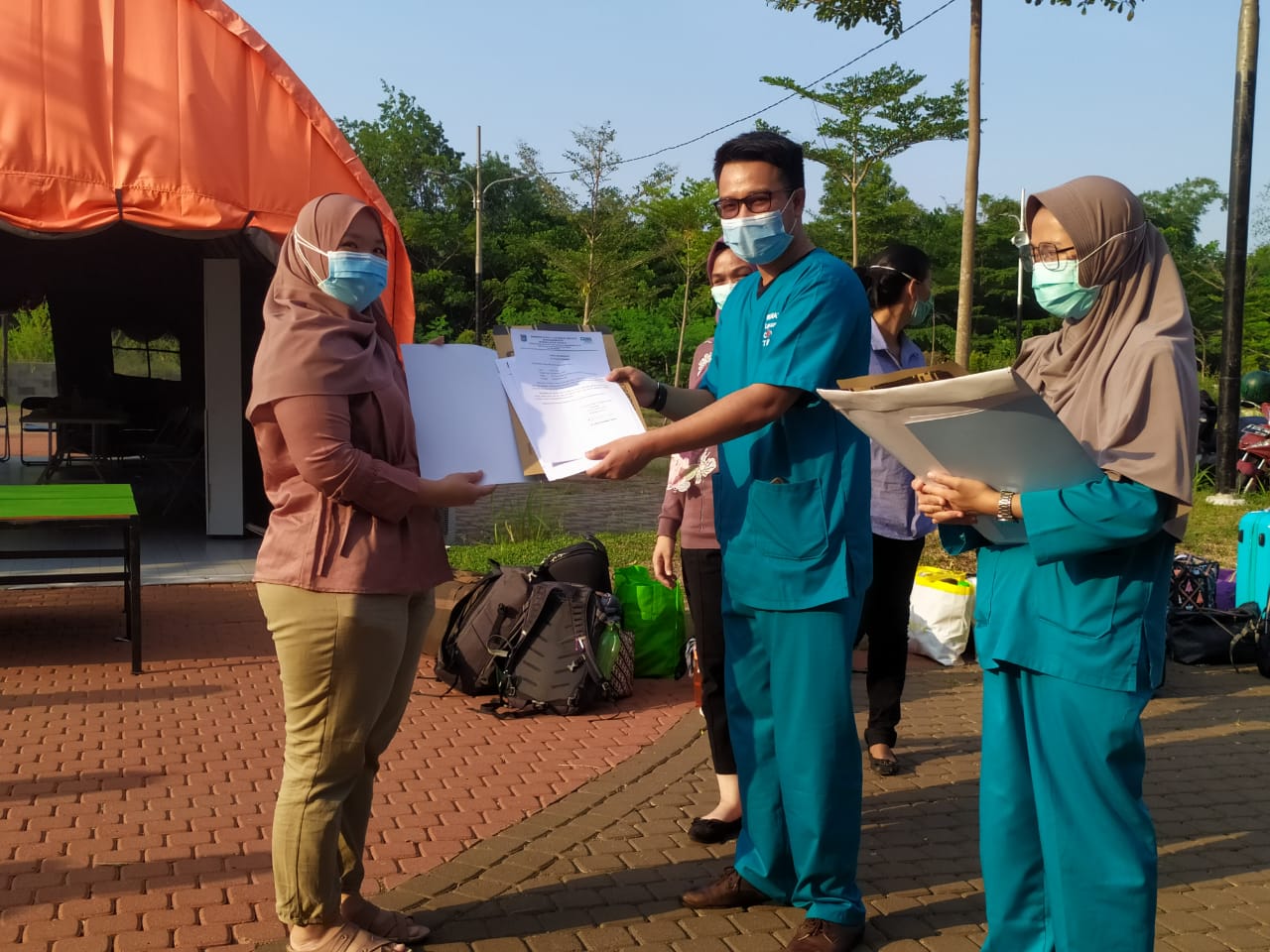 Petugas Rumah Lawan COVID-19 (RLC) Kota Tangerang Selatan (Tangsel) menunjukan surat pasien yang telah dinyatakan sembuh dari penularan COVID-19, Kamis (1/10/2020).