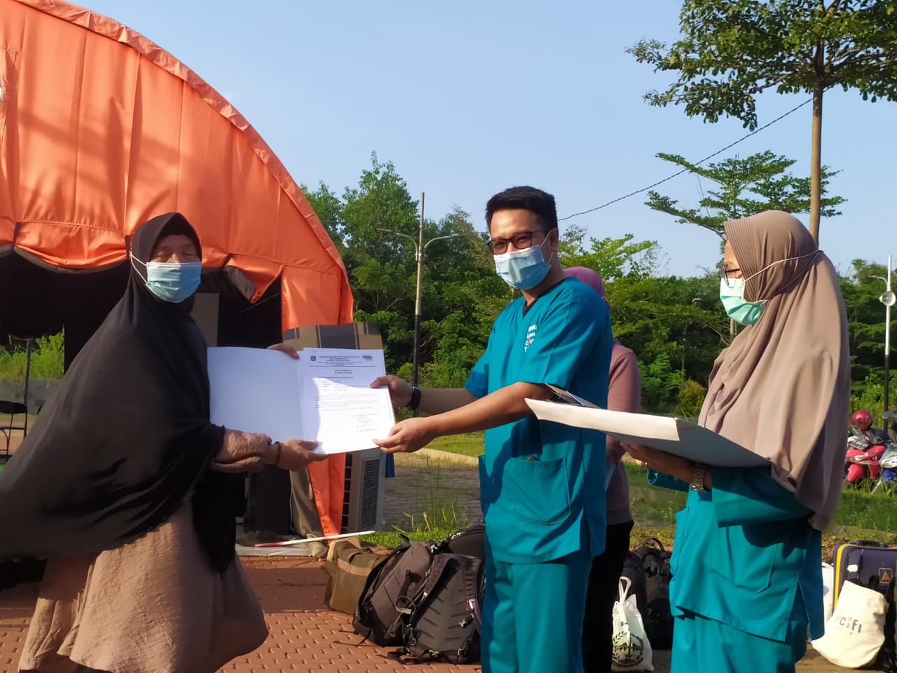 Petugas Rumah Lawan COVID-19 (RLC) Kota Tangerang Selatan (Tangsel) menunjukan surat pasien yang telah dinyatakan sembuh dari penularan COVID-19, Kamis (1/10/2020).