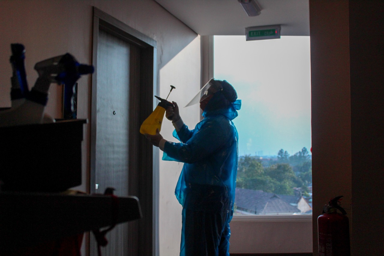 Petugas medis saat mensterilsasikan ruangan Hotel Kyriad dengan cara menyemprotkan cairan disinfektan di beberapa sudut ruangan, Kota Tangerang, Minggu (4/10/20).