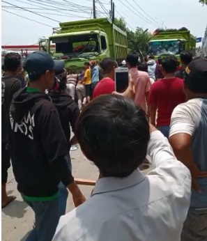 Satu unit motor yang berada di bawah truk Insiden kecelakaan lalu lintas di Jalan Raya Salembaran, Kecamatan Teluknaga, Kabupaten Tangerang, Minggu (4/10/2020).