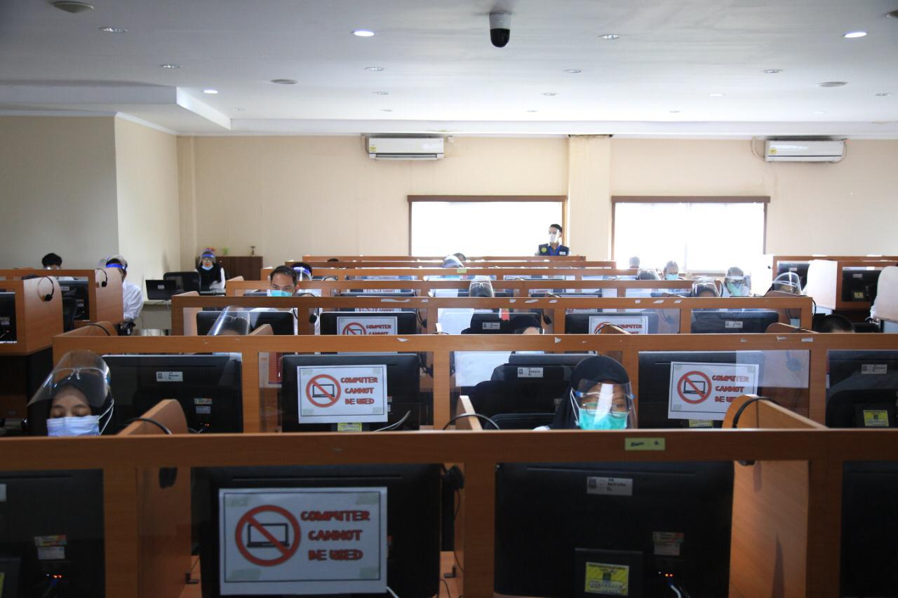 Peserta CPNS saat menggelar tes seleksi kompetensi bidang (SKB) Penyelenggaraan tes SKB dilaksanakan pada 5-9 Oktober 2020 di Ruang Lab Komputer BKPSDM, Kota Tangerang.