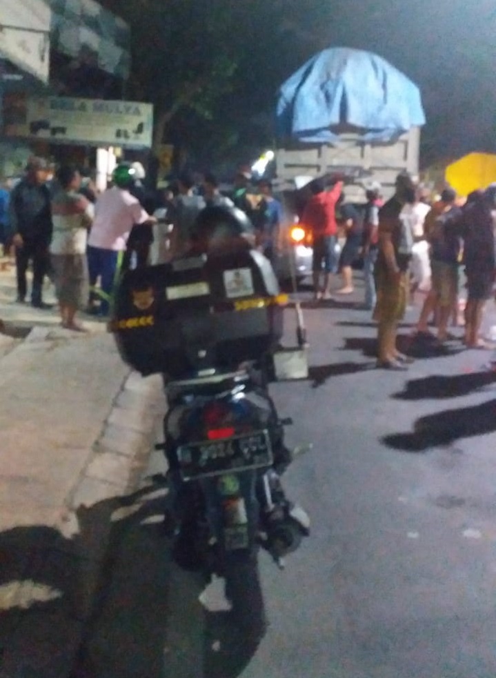 Seorang pengendara motor tewas di lokasi kejadian setelah terlindas truk di Jalan Imam Bonjol dekat MCD, Kecamatan Karawaci, Kota Tangerang, Rabu (7/10/2020) malam.