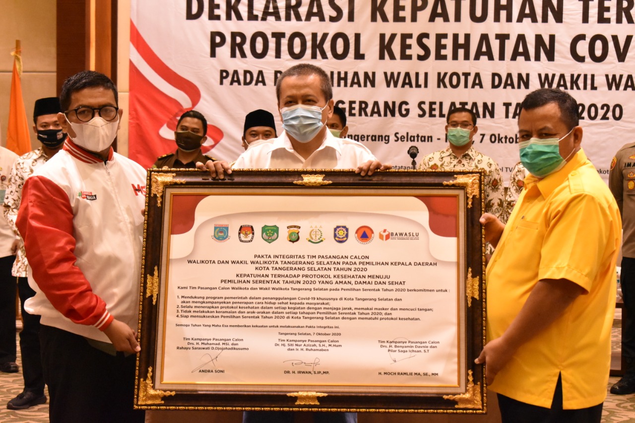 Badan Pengawas Pemilu (Bawaslu) Kota Tangerang Selatan beserta jajaranya berswa foto bersama di Swiss-belhotel, Serpong, Tangsel, Rabu (7/10/2020).