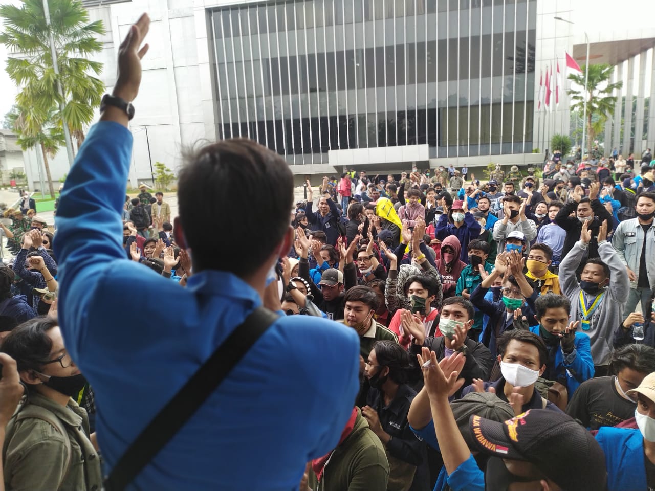 Kelompok mahasiswa yang berdemontrasi di Gedung Dewan Perwakilan Rakyat Daerah (DPRD) Kota Tangerang Selatan, Kamis (8/10/2020).