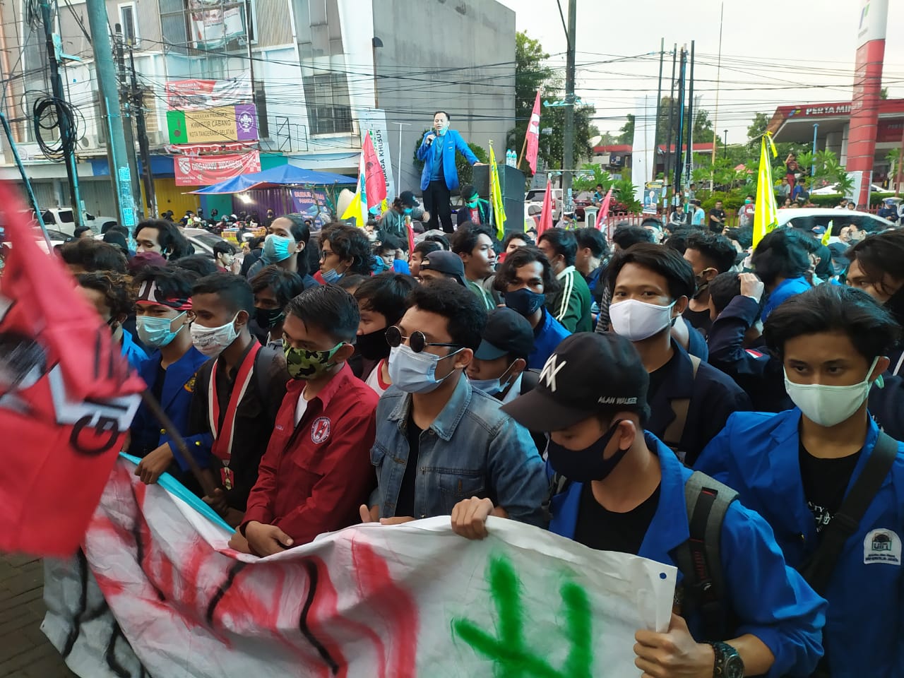 Ratusan mahasiswa di Tangsel bergerak ke Balai Kota Tangerang Selatan meminta Airin selaku Wali Kota Tangsel datang menemui mereka untuk menerima sejumlah tuntutan, Kamis (8/10/2020).