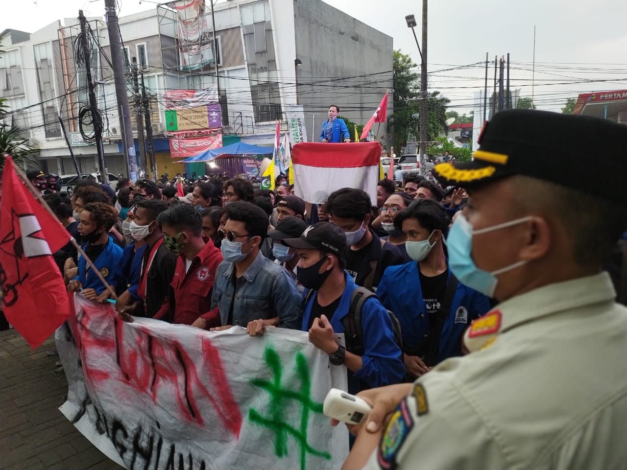 Ratusan mahasiswa di Tangsel bergerak ke Balai Kota Tangerang Selatan meminta Airin selaku Wali Kota Tangsel datang menemui mereka untuk menerima sejumlah tuntutan, Kamis (8/10/2020).