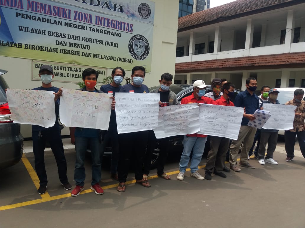 Puluhan warga Desa Kalibaru, Kecamatan Pakuhaji, Kabupaten Tangerang menggeruduk kantor Pengadilan Negeri (PN) Tangerang di Jalan TMP Taruna, Kota Tangerang, Kamis (8/10/2020).