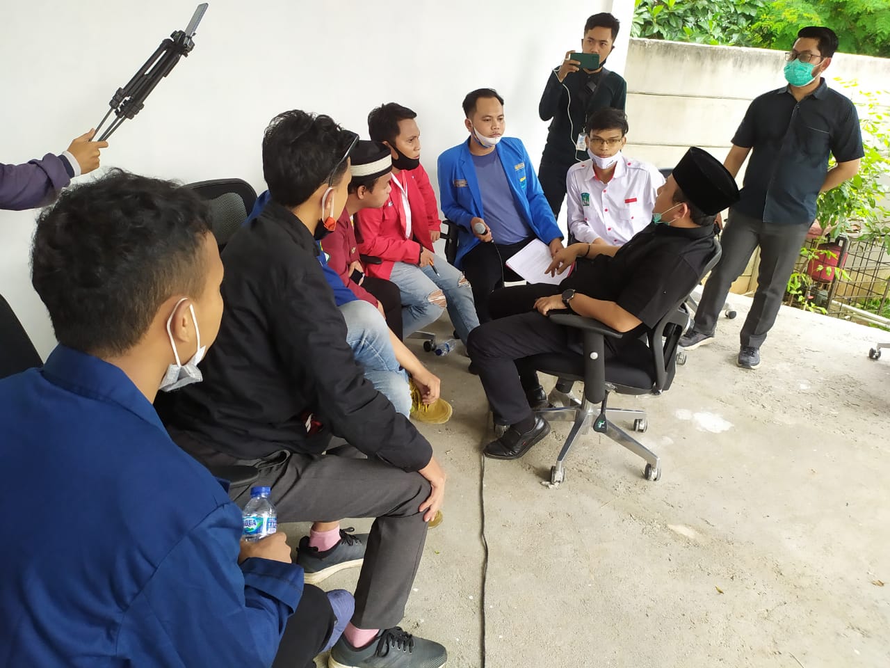 Ratusan massa aksi mahasiswa yang tergabung dalam kelompok Cipayung Plus berhasil masuk menduduki Gedung Dewan Pimpinan Rakyat Daerah (DPRD) Kota Tangerang Selatan, Kamis (8/10/2020).