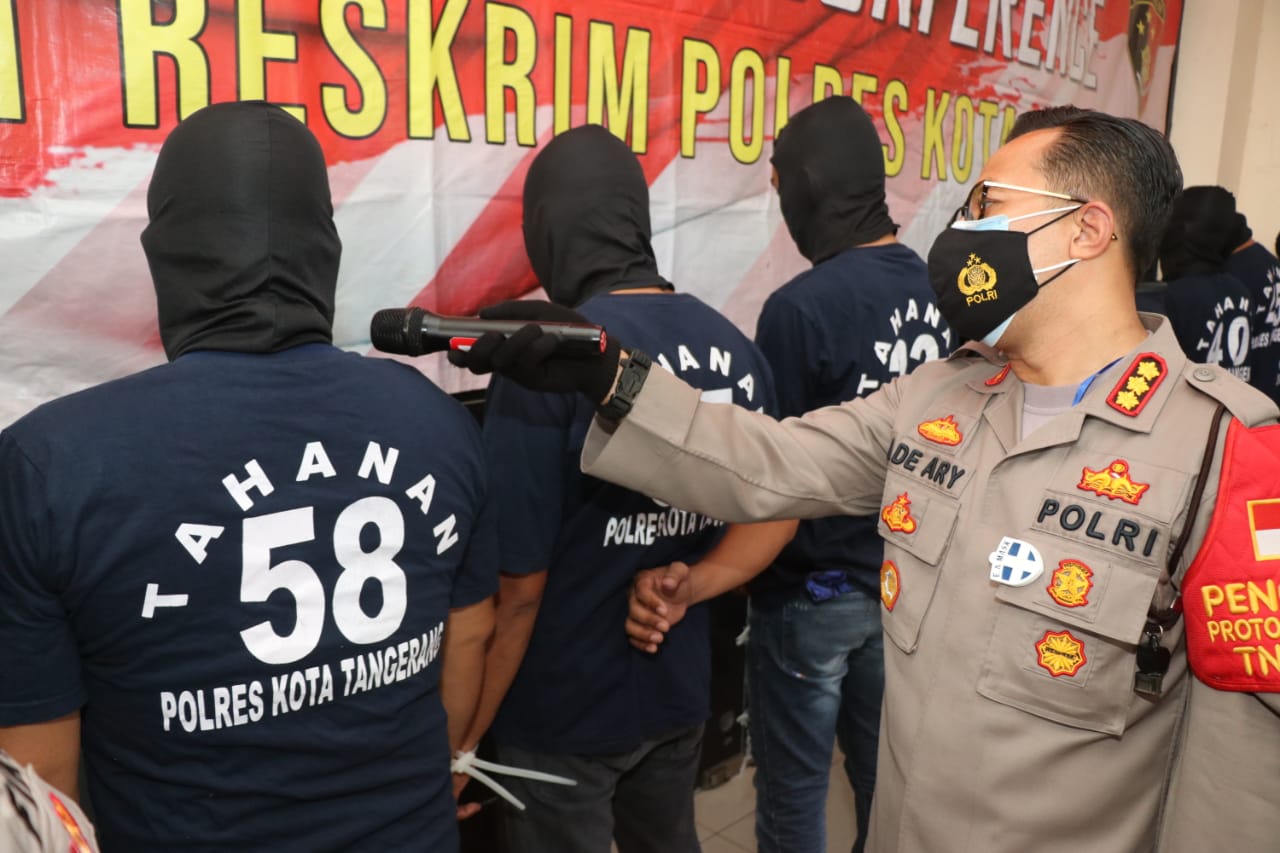 Kapolresta Tangerang Kombes Ade Ary Syam Indradi menunjukkan sembilan tersangka perusakan pabrik saat demo RUU Ciptaker di Mapolresta Tangerang, Minggu (11/10/2020).