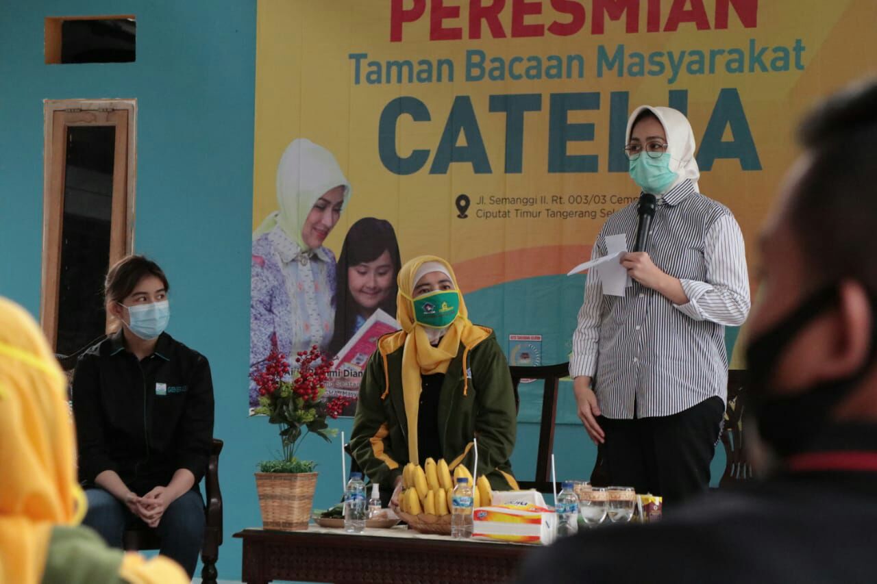 Walikota Tangerang Selatan Airin Rachmi Diany saat menggunting tali dalam rangka meresmikan Taman Bacaan (TBM) Masyarakat di Jalan Semanggi, Cempaka Putih, Ciputat Timur, Senin (12/10/2020).