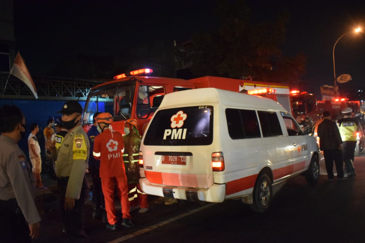 Suasana saat petugas Palang Merah Indonesia (PMI) Kota Tangerang mengajak masyarakat untuk memanfaatkan pelayanan ambulans dan mobil jenazah, Senin (12/10/2020).