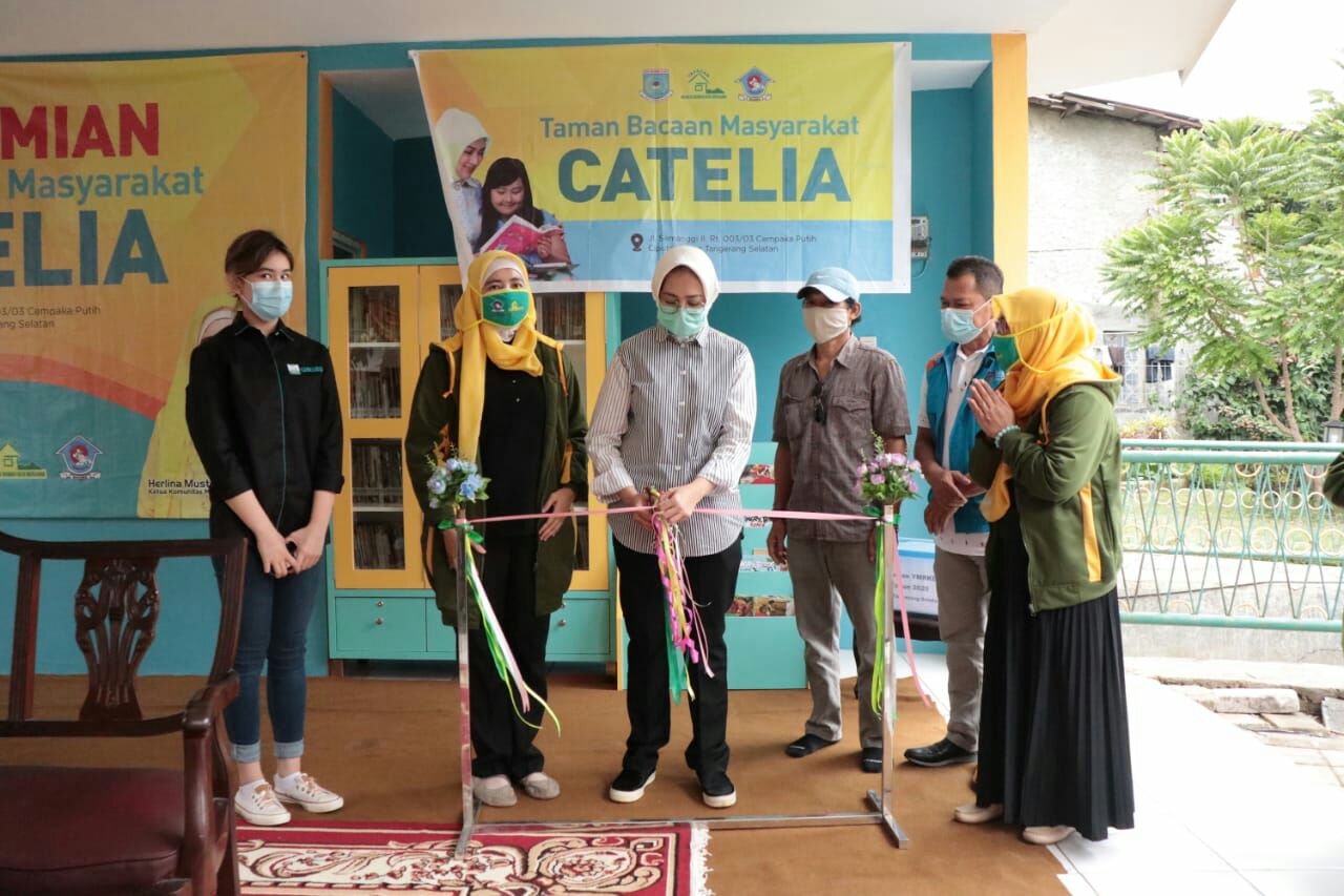 Walikota Tangerang Selatan Airin Rachmi Diany saat menggunting tali dalam rangka meresmikan Taman Bacaan (TBM) Masyarakat di Jalan Semanggi, Cempaka Putih, Ciputat Timur, Senin (12/10/2020).